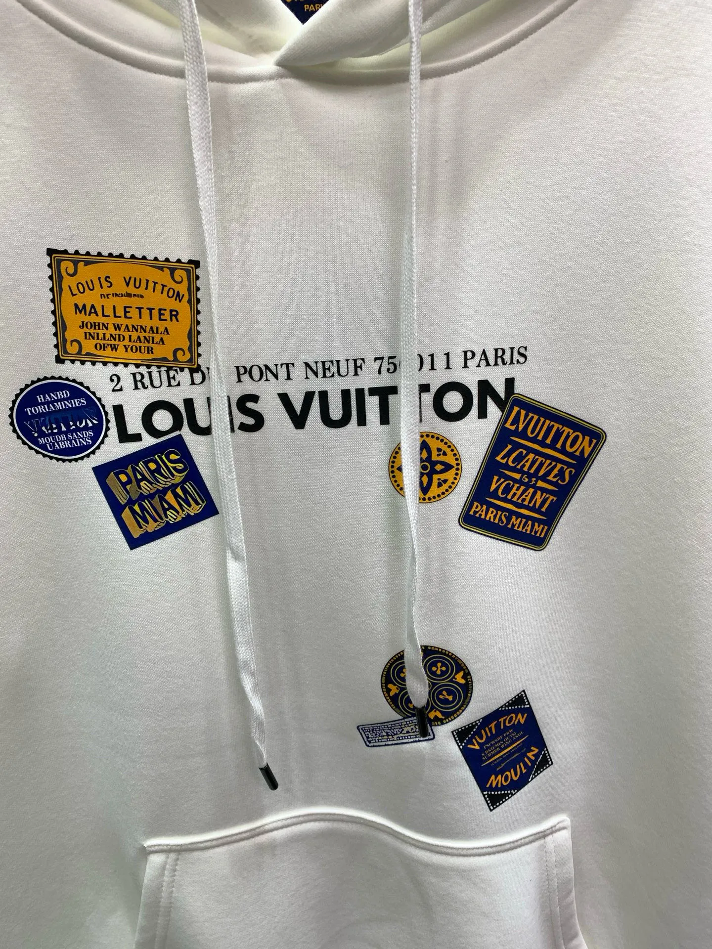 🅿️280 🀄️ Louis Vuitton 1v25ss new autumn and winter printed hooded sweatshirt 400 grams of pure cotton ➕ silver fox velvet This hooded round-neck sweatshirt follows the transatlantic journey of this series and celebrates the art of travel with distinctive elements. Cotton blended knitting presents the Damier pattern. The intarsia logo outlined by Yingze yarn is like a luggage tag. High-viscosity cotton material woolen fabric High-count cotton added Dry and avoids stuffiness. Light luxury. A must-have item for daily commuting for men and women. Correct version. Welcome to compare.